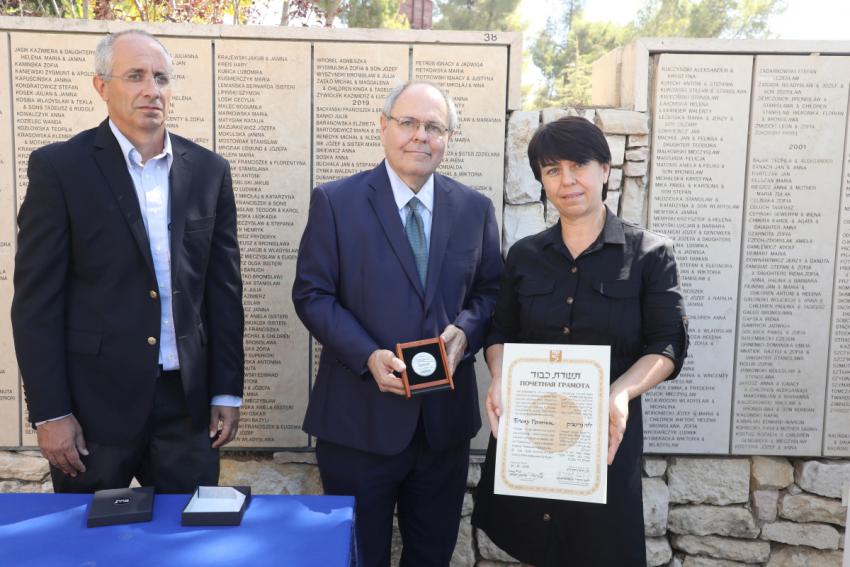 Dr. Joel Zisenwine (left) and Dani Dayan with Galina Grinchik in the Garden of the Righteous Among the Nations